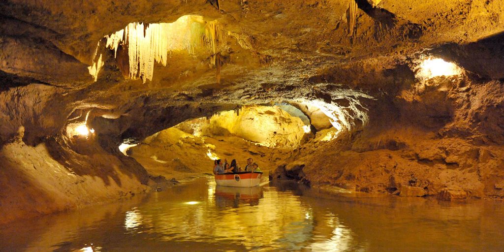 Пещеры подземной реки