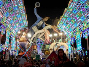 Las Fallas: яркий фестиваль огня и фейерверков в Валенсии